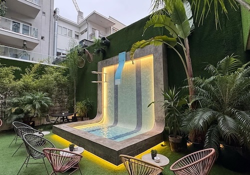 Área externa com jardim