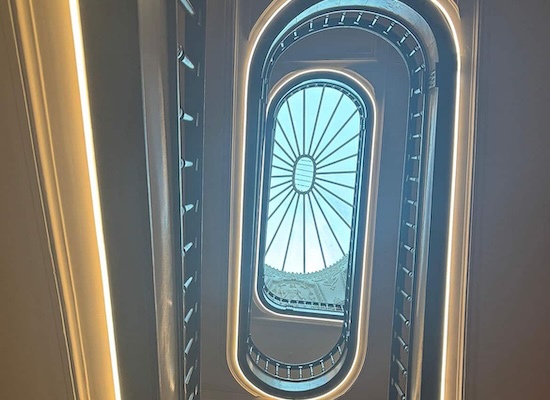 Escada com iluminação